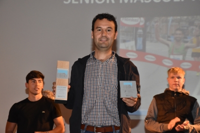 Un company d'equip va recollir el premi d'Eloi Cabezas, del Club Atletisme Montornès, guanyador del premi a millor esporista sènior.