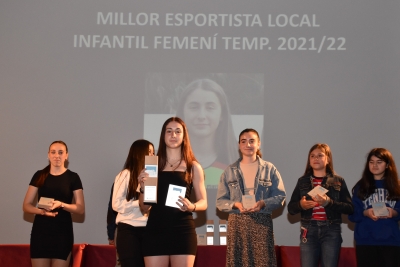 Laia Rodríguez, del Club Triatló Montornès, guanyadora del premi a millor esportista infantil.