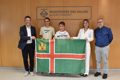 Miquel Corbera, Álex Villa i María López amb l'alcalde, José A. Montero, i el regidor d'Esports, Juanjo Fernández