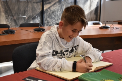 Álex Villa, del Club Escacs Montornès, firmant el llibre d'honor de l'Ajuntament.