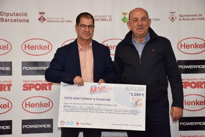 L’encarregat de la fàbrica de detergents de Henkel a Montornès, Fernando Ruiz, ha lliurat el xec solidari al president de l’assemblea comarcal de la Creu Roja de Granollers, Xavier Guàrdia.