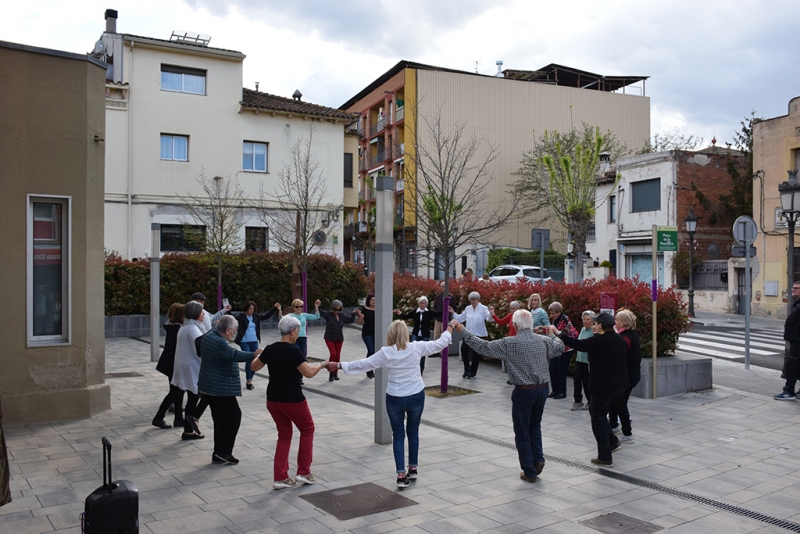 Ballada de sardanes a la plaça de la República.