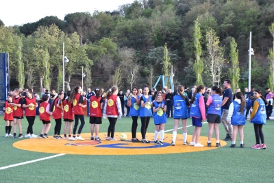 Els equips finalistes femenins saludant al públic.