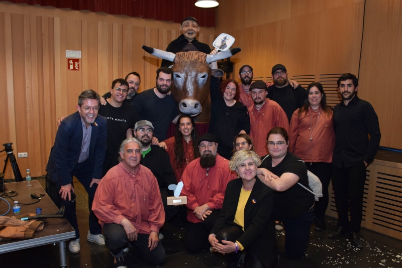 Membres de la comparsa de Carnestoltes i Bou de Montornès, amb l'alcalde, José A. Montero, i la regidora de Cultura i Festes, Mercè Jiménez. (imatge: Carnestoltes i Bou de Montornès)