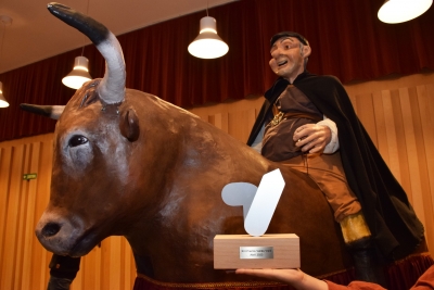 El Bou de Montornès amb el Premi Vallès Visió. (imatge: Carnestoltes i Bou de Montornès)