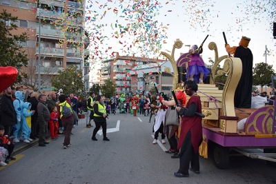 Actuació de la comparsa de la reina Carnestoltes al davant de l'Ajuntament.