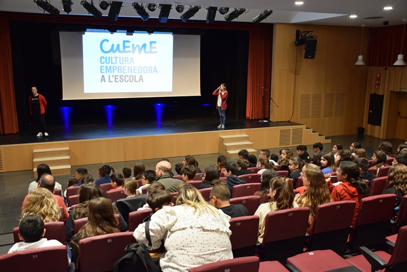 Trobada al Teatre Margarida Xirgu amb les tres cooperatives que participen en el projecte CuEmE aquest curs.