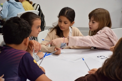 Trobada al Teatre Margarida Xirgu amb les tres cooperatives que participen en el projecte CuEmE aquest curs.