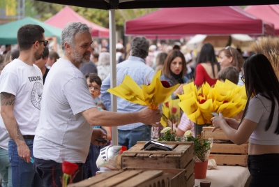 Venda de roses a la plaça de Pau Picasso.