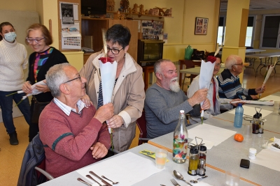 Voluntàries de Volumont lliuren roses a les persones usuàries del menjador social.