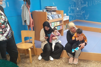 Usuàries de l'espai matern infantil a la Biblioteca.