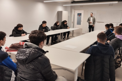 Visita d'exalumnes del mòdul d'Auxiliar de fabricació mecànica, ajust i soldadura.