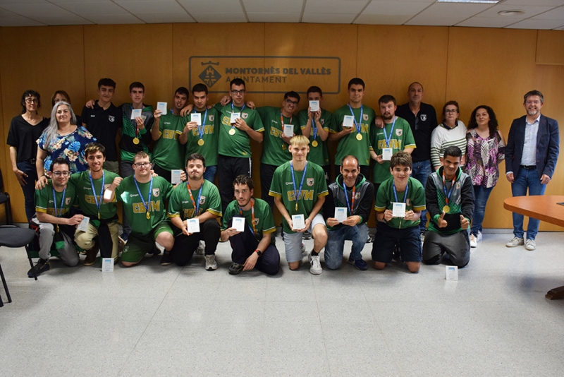 Els dos equips Specials amb entrenadors/es, famílies i membres del Club Bàsquet Vila de Montornès; i l'alcalde, José A. Montero.