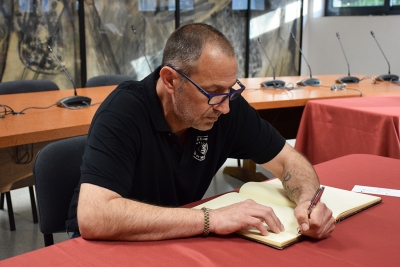 L'entrenador Paco Sevilla escriu unes paraules al Llibre d'Honor de l'Ajuntament.