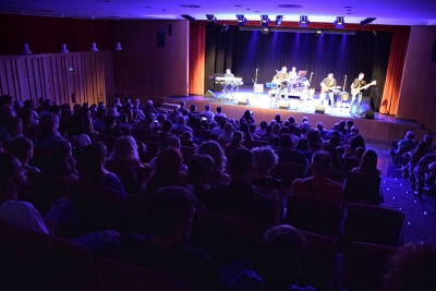 Un moment del concert "La simfonia dels herois" al Teatre Margarida Xirgu de Montornès.