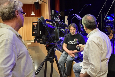 TV3 entrevista el cap del servei de neurocirurgia i teclista de la banda, el doctor Andreu Gabarrós Canals.