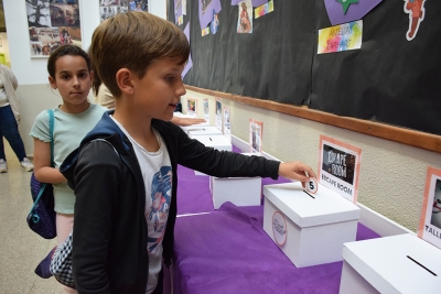 Els infants de l'Escola Can Parera voten les activitats.