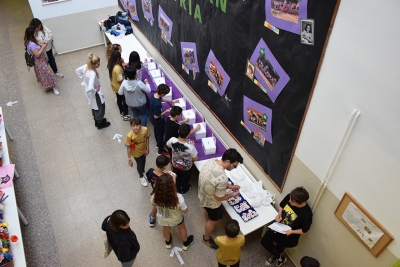 Els infants de l'Escola Can Parera voten les activitats.