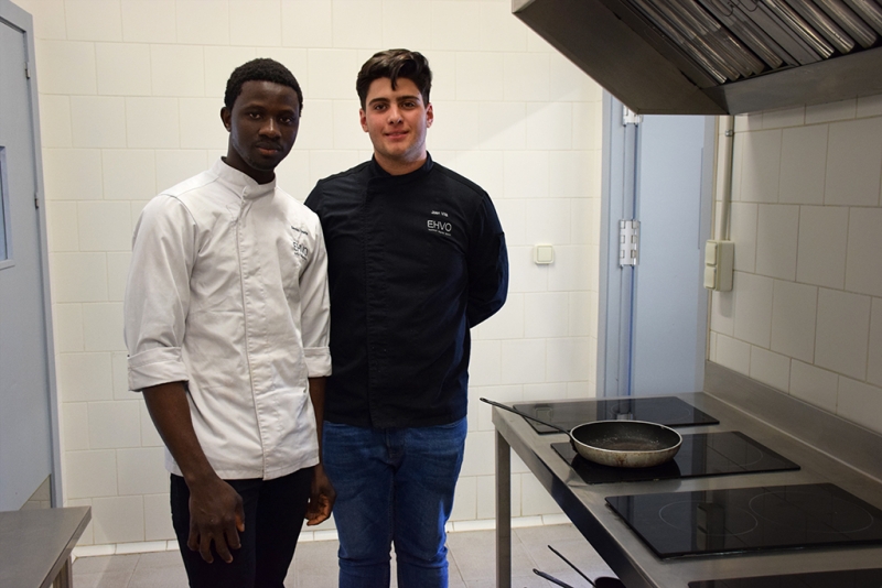 Seydou Drame (esquerra) i Ferran Homs (dreta), alumnes de 2n del cicle de grau mitjà de Cuina i Gastronomia. 