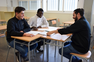 Seydou Drame i Ferran Homs amb el seu professor, Joan Vilà.