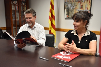 La codirectora del Circ Raluy, Louisa Raluy, ha obsequiat l'alcalde en funcions amb un exemplar del llibre "La vida es un circo", d’Emily Raluy.