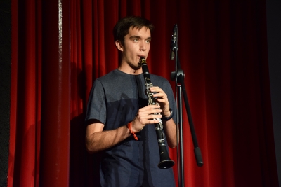 Actuació de l'alumne de clarinet Adrián Polo, de l'Escola Municipal de Música, Dansa i Aula de Teatre de Montornès.