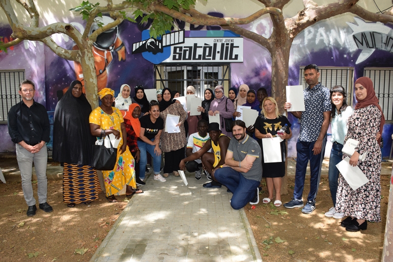 Foto de grup amb l'alumnat del curs; l'alcalde en funcions, José A. Montero; el regidor delegat de l’Àrea d’Acció Social en funcions, Jordi Delgado; la tècnica de Polítiques Migratòries, Anna Meca; i la professora del curs, Míriam González.