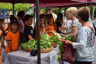 Paradeta de la cooperativa L'Hort de l'Àvia, de l'Escola Mogent.