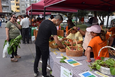 Paradeta de la cooperativa L'Hort de l'Àvia, de l'Escola Mogent.