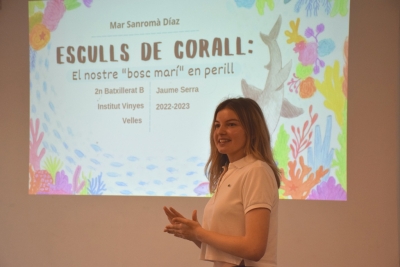 Mar Sanromà presentant el seu treball de recerca "Esculls de corall: el nostre bosc marí en perill". 