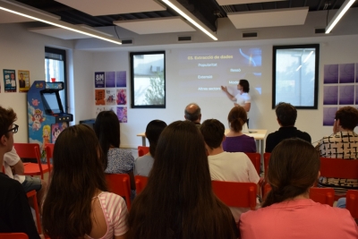 Marc Hitar presentant el seu treball de recerca "Big Data: Una eina vital del món contemporani".