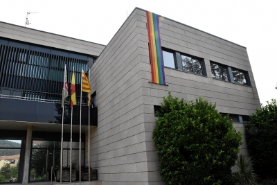 Bandera irisada a la façana de l'Ajuntament