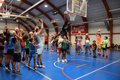 Visita del jugador Splashy Kwee al campus del Club Bàsquet Vila de Montornès.