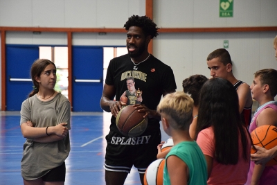 Visita del jugador Splashy Kwee al campus del Club Bàsquet Vila de Montornès.