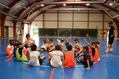 Dinàmiques al campus de l'Associació Esportiva Montornès Futbol Sala.