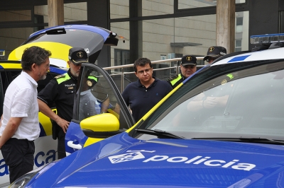 Els responsables del cos policial han mostrat els vehicles a l'alcalde, José A Montero (esquerre) i al regidor delegat de l'Àrea de Seguretat i Convivència, Sergi Martínez (de front)