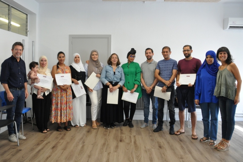 Els i les participants del curs amb el seu certificat.