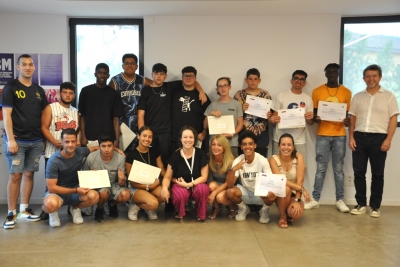 Els nois i noies que han completat l'IDIQ amb els diplomes i representants municipals.
