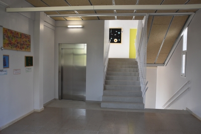 Ascensor instal·lat a l'Escola Sant Sadurní amb les noves escales, projecte també finançat amb Fons Next Generation.