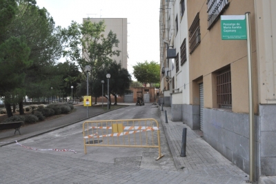Obres de renovació de la xarxa d'aigua al passatge de Maria Aurèlia Capmany.