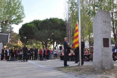 Els representants de la Policia Local hissant la bandera.