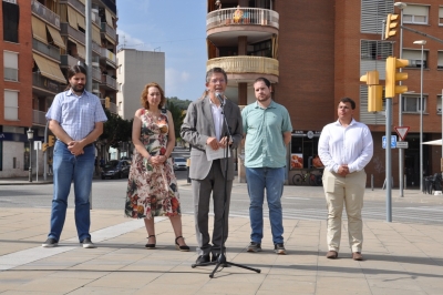 L'alcalde, José A. Montero, llegint el manifest acompanyat de Jordi Delgado, de Montornès en Comú; Eva Díaz, del PSC; Fran Sánchez, de FEM Montornès; i Sergi Martínez i Mitjavila, d'Esquerra Republicana de Montornès.