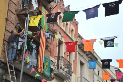 El veïnat del carrer Estrella decorant el carrer.