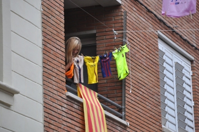 El veïnat del carrer Estrella decorant el carrer.