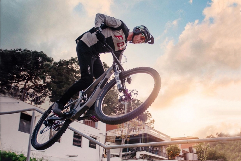 Imatge utilitzada per al cartell de l'Enduro Urban Montornès (Foto: Raquel Morillo. A la imatge, Arnau Suriñach)