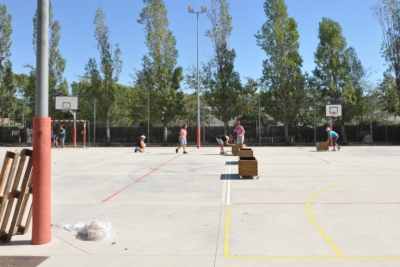 La pista de ciment dividida per jardineres.