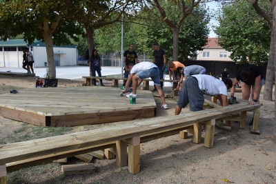 Construcció d'una àgora al pati de l'Escola Can Parera.