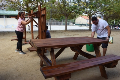 Envernissat de taules al pati de l'Escola Can Parera.