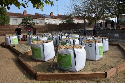 Preparació d'un sorral al pati de l'Escola Can Parera.