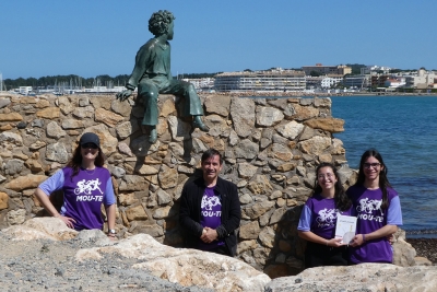 Membres de l'entitat al conjunt d’escultures dedicades a "El Petit Príncep", a l’Escala. (imatge: AC Palau Dalmanla)